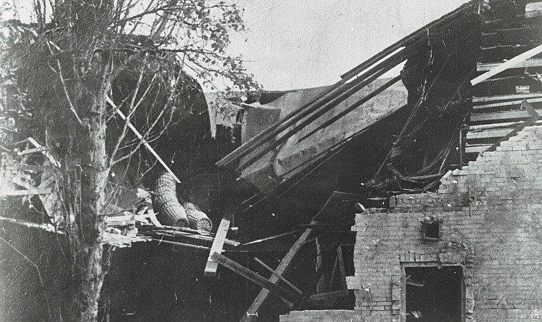 Bollenschuur Heemskerk na bominslag 11 mei 1940